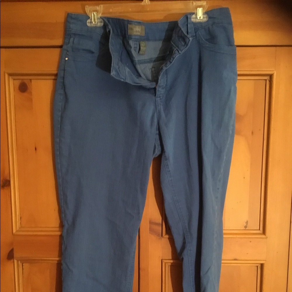 Chico’s So Slimming capris size 2.5/14